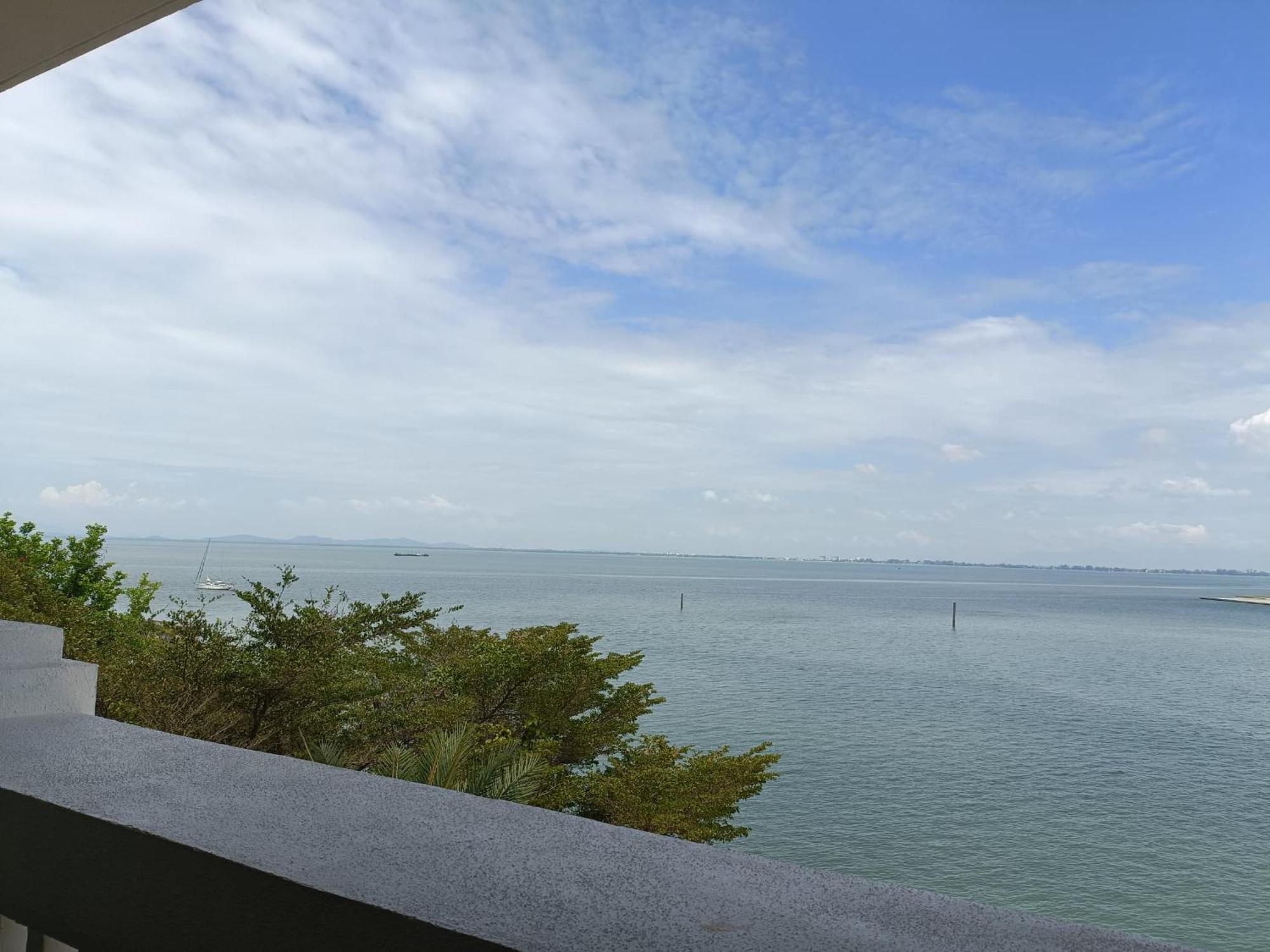 Straits Quay Marina Suites Penang By Aurorahomes Bagan Jermal Exterior foto